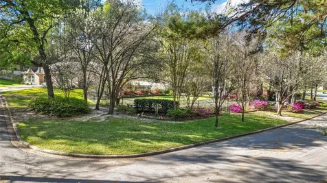 1923 Fairway Drive Huntsville TX 77340