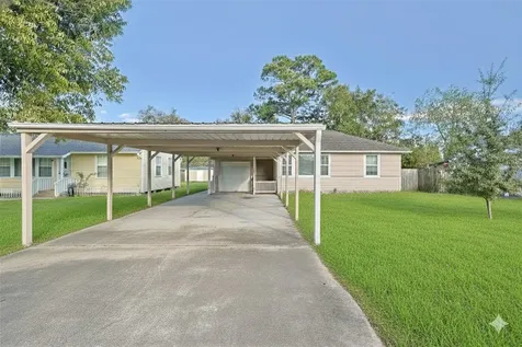 207 Farrer Street Angleton TX 77515