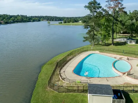 1737 E Lake Drive Huntsville TX 77340