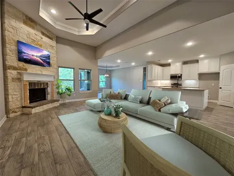 1737 E Lake Drive Huntsville TX 77340