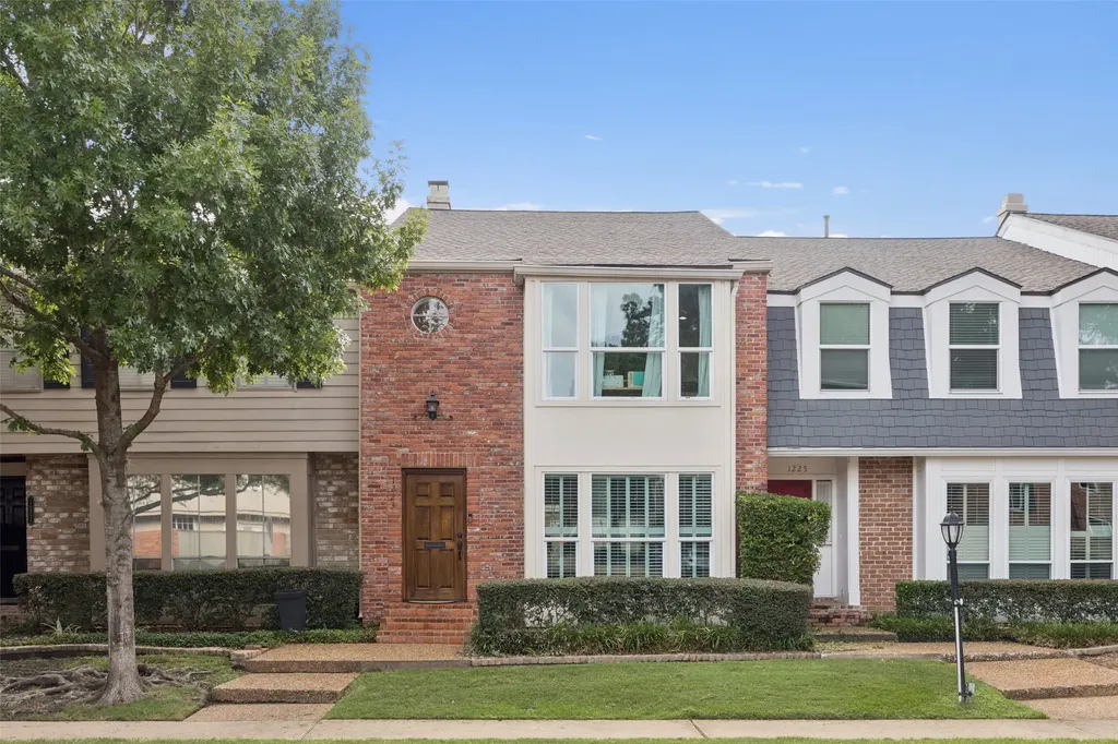 1223 Fountain View Drive 124 Houston TX 77057