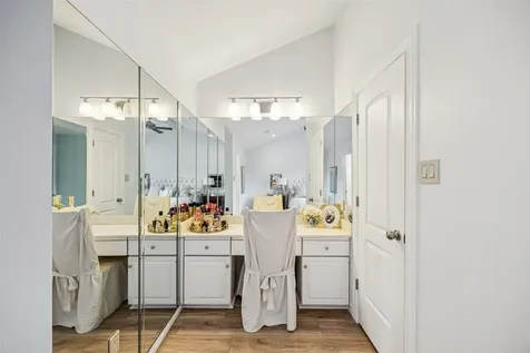 1223 Fountain View Drive 124 Houston TX 77057