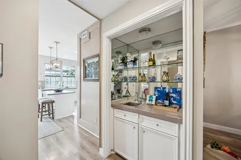 1223 Fountain View Drive 124 Houston TX 77057