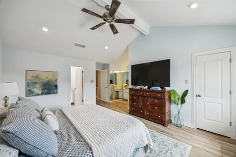 1223 Fountain View Drive 124 Houston TX 77057