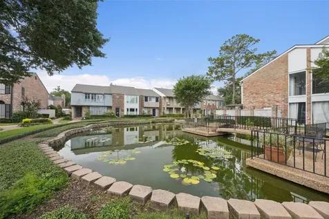 1223 Fountain View Drive 124 Houston TX 77057