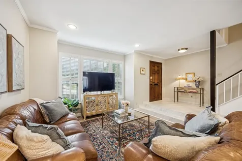 1223 Fountain View Drive 124 Houston TX 77057