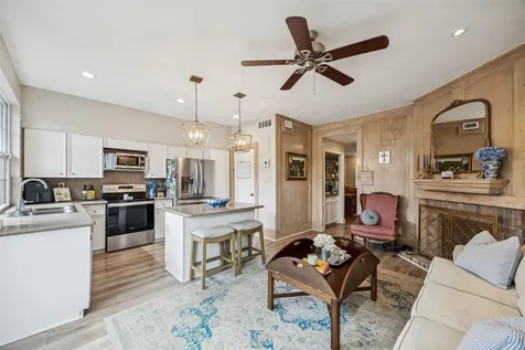1223 Fountain View Drive 124 Houston TX 77057