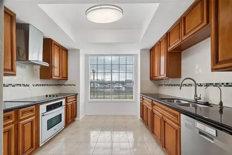 7505 Memorial Woods Drive 24 Houston TX 77024
