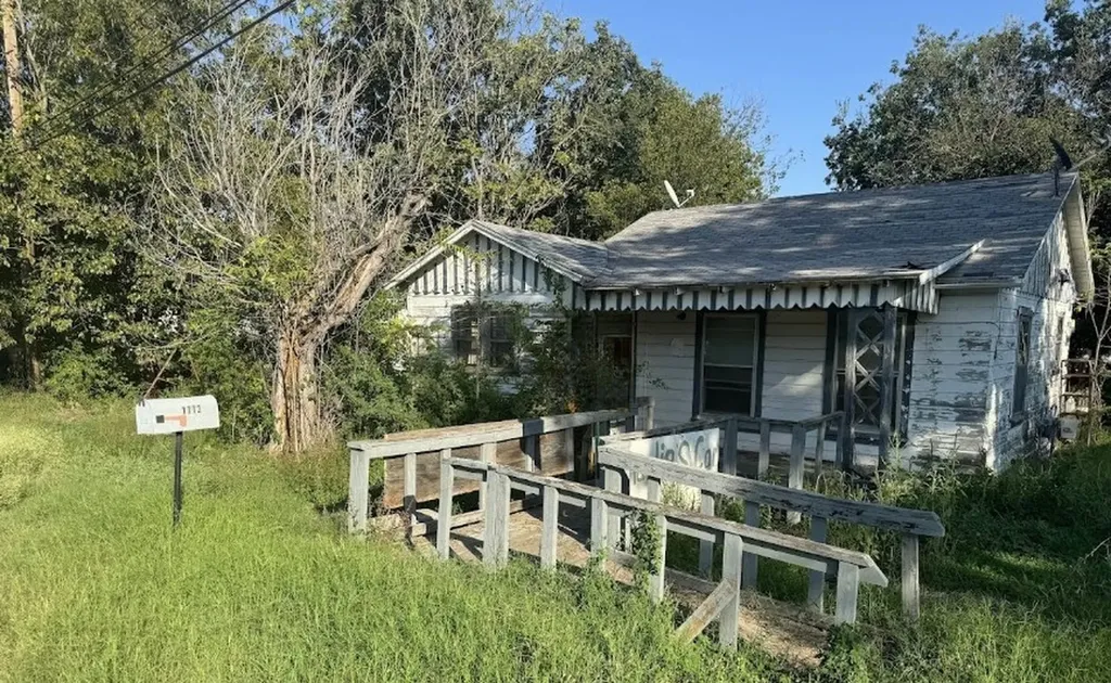 1112 N Austin Street Comanche TX 76442