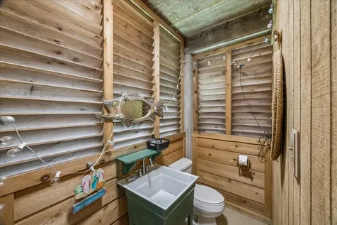 1007 Tiki Tiki Island TX 77554