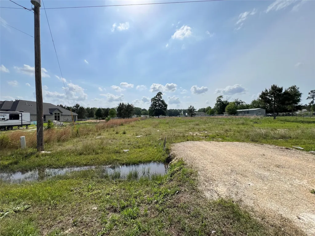 547 Road 5105 Cleveland TX 77327