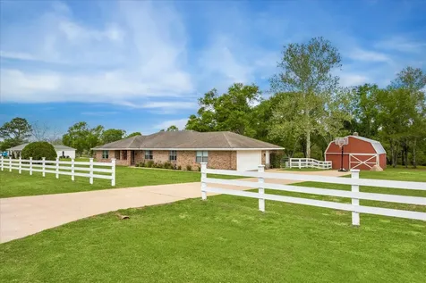 2919 Centerhill Circle Bellville TX 77418