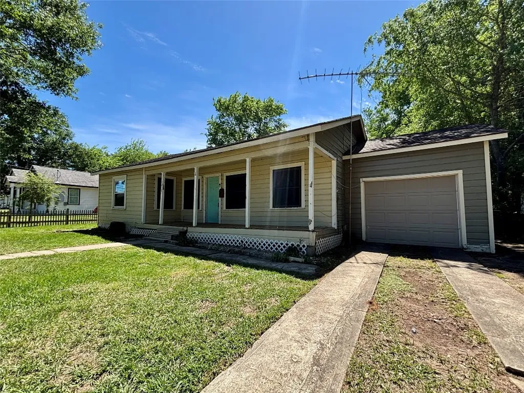 1017 W Austin Street Conroe TX 77301