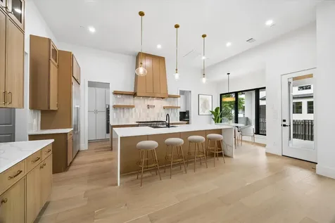 811 Woodstock Bellaire TX 77401