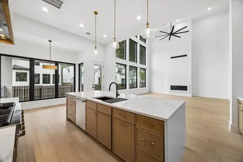 811 Woodstock Bellaire TX 77401