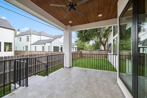 811 Woodstock Bellaire TX 77401