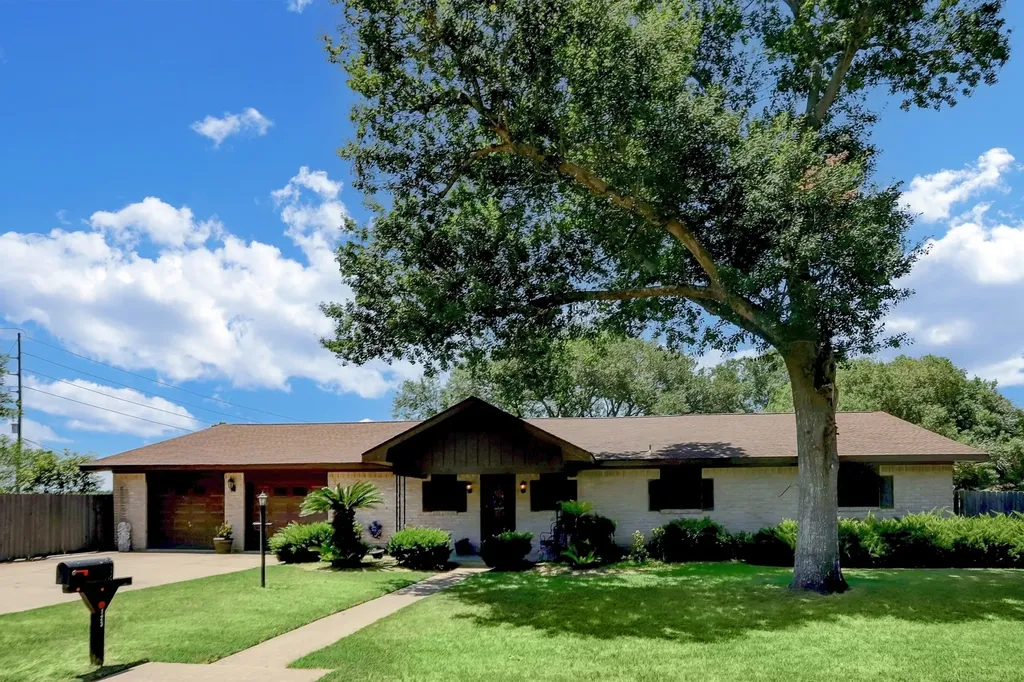 123 Brookside Lane Sealy TX 77474