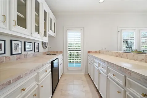 285 Sugarberry Circle Houston TX 77024