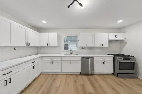 907 S 3rd Street La Porte TX 77571