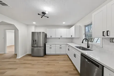 907 S 3rd Street La Porte TX 77571