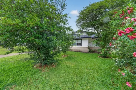 907 S 3rd Street La Porte TX 77571