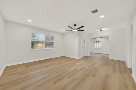 907 S 3rd Street La Porte TX 77571