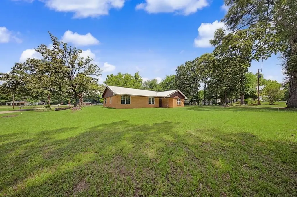 508 Miller Street Broaddus TX 75929