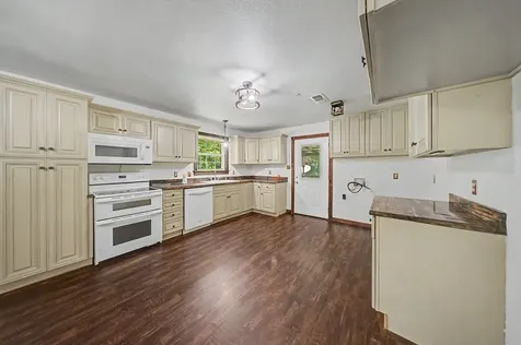508 Miller Street Broaddus TX 75929