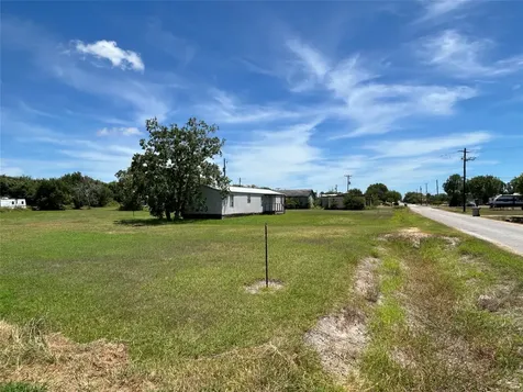 204 N 4th Street Seadrift TX 77983