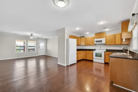 11 Highland Drive Hitchcock TX 77563