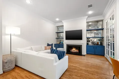 2 Pinewold Court Houston TX 77056