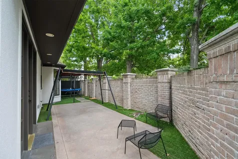 2 Pinewold Court Houston TX 77056