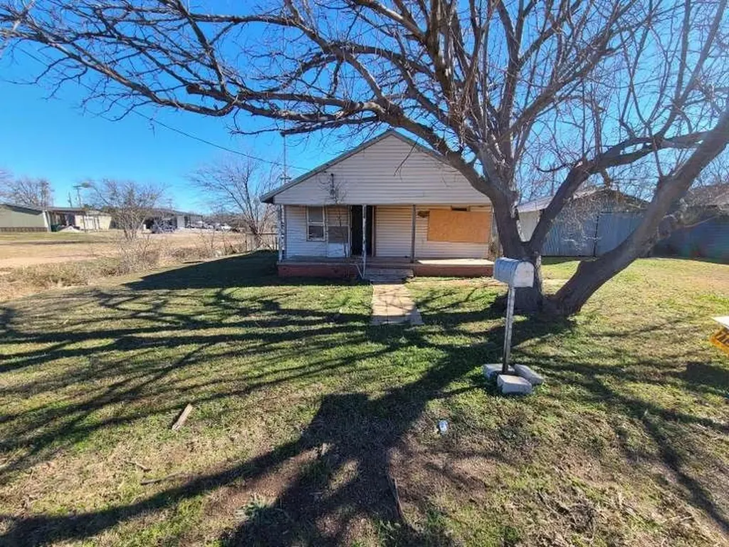 522 N Illinois Street Electra TX 76360
