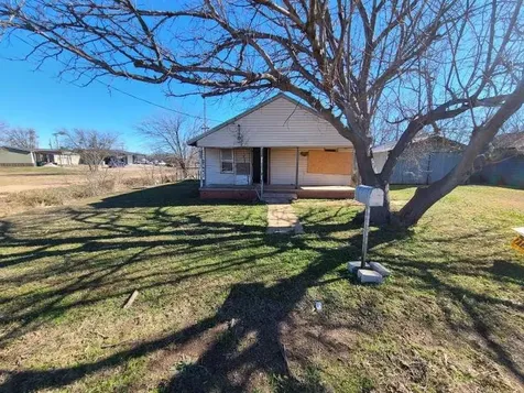 522 N Illinois Street Electra TX 76360