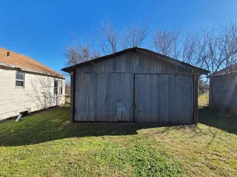 522 N Illinois Street Electra TX 76360