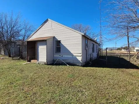 522 N Illinois Street Electra TX 76360