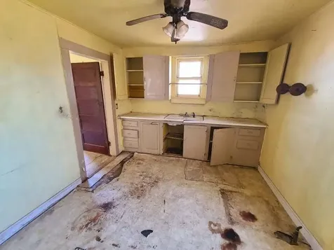 522 N Illinois Street Electra TX 76360