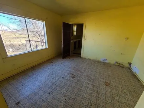 522 N Illinois Street Electra TX 76360