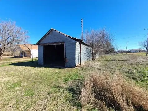 522 N Illinois Street Electra TX 76360