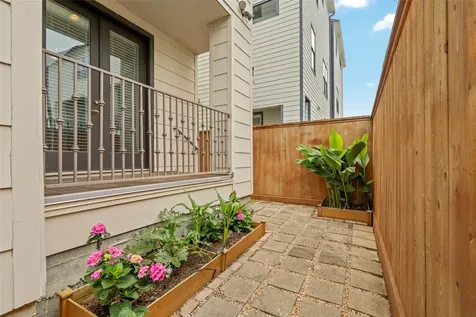 5646 Larkin Street Houston TX 77007