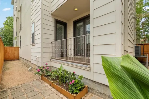5646 Larkin Street Houston TX 77007