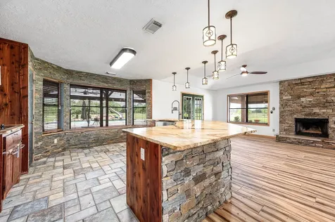 1095 County Road 423 Alvin TX 77511
