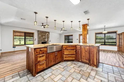 1095 County Road 423 Alvin TX 77511