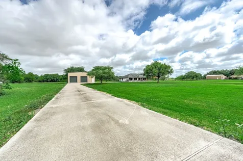 1095 County Road 423 Alvin TX 77511