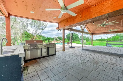 1095 County Road 423 Alvin TX 77511