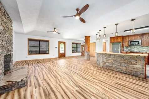 1095 County Road 423 Alvin TX 77511