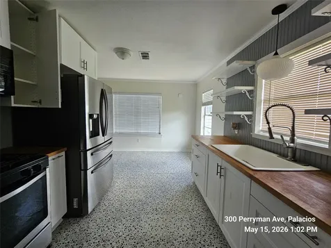 300 Perryman Avenue Palacios TX 77465