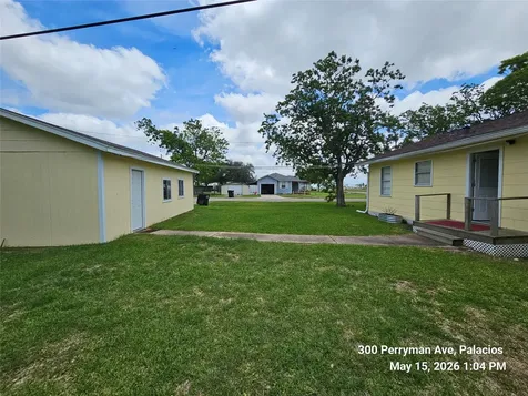300 Perryman Avenue Palacios TX 77465