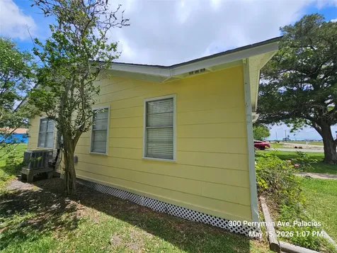 300 Perryman Avenue Palacios TX 77465