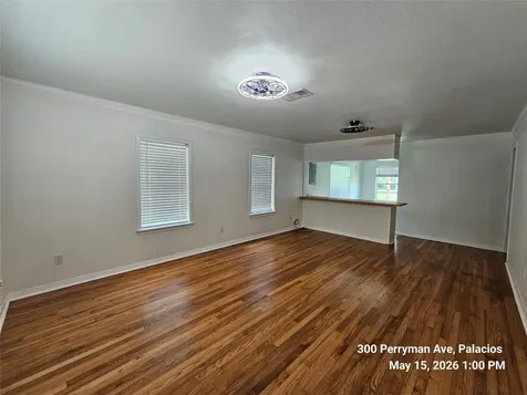 300 Perryman Avenue Palacios TX 77465